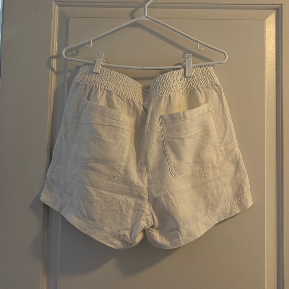 Old Navy Women’s Linen-Blend Cream Shorts, Sz M
New, with tags - Picture 2 of 3